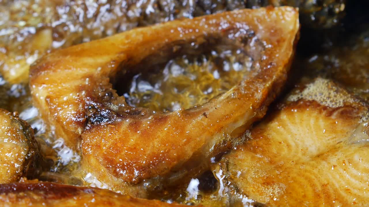 긴 물고기: 끔하고 황금색 갈색의 해산물