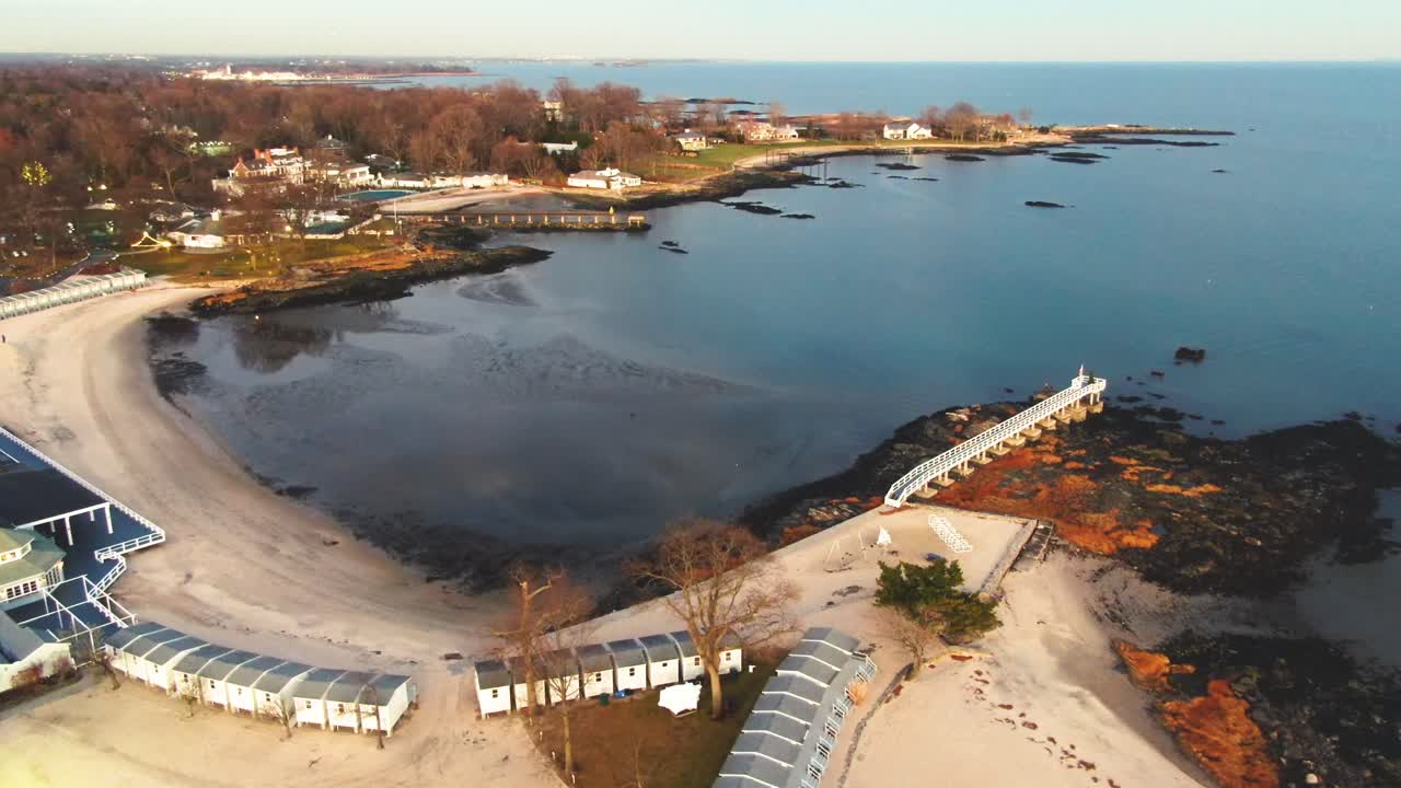 Spiaggia privata dello Shenorock Shore Club sul Long Island Sound a Rye, New York, Stati Uniti. Ripresa aerea con drone.