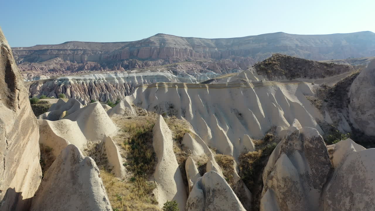 터키 카파도키아에 있는 키 큰 요정 굴뚝과 그 뒤에 있는 록키 산맥의 서사시 영화 공개 드론 샷