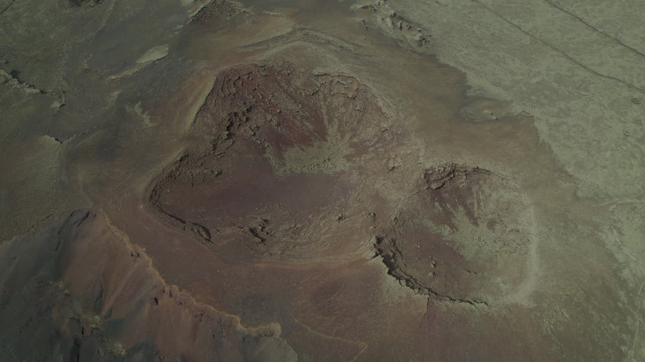 vista aérea cinematográfica sobre el cráter del volcán arena en la isla de fuerteventura en un paisaje desértico