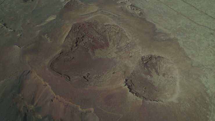 Vista aérea cinematográfica sobre a cratera do vulcão Arena na ilha de Fuerteventura em uma paisagem desértica