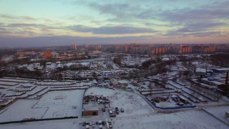 Volando-Sobre-El-Distrito-Industrial-Con-Casas-En-La-Distancia-San-Petersburgo,-Rusia