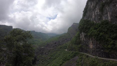las nubes oscuras en las montañas se están disipando gradualmente.