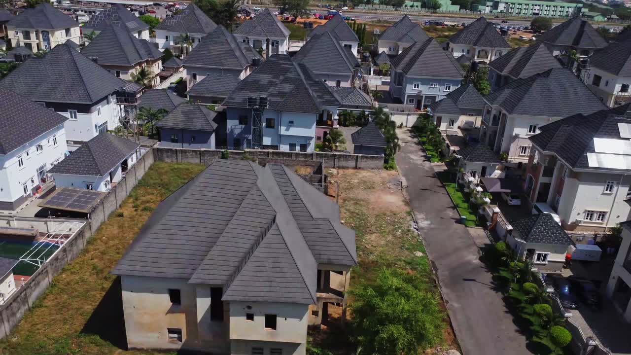 尼日利亞阿布賈新興豪宅區，大型奢華住宅在晴天下的美麗航拍全景