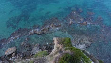 Grandes-Rocas-En-El-Océano-Junto-Al-Acantilado