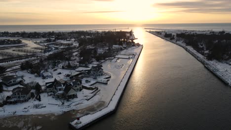 Die-Abenddämmerung-Erhellt-Den-Lake-Michigan