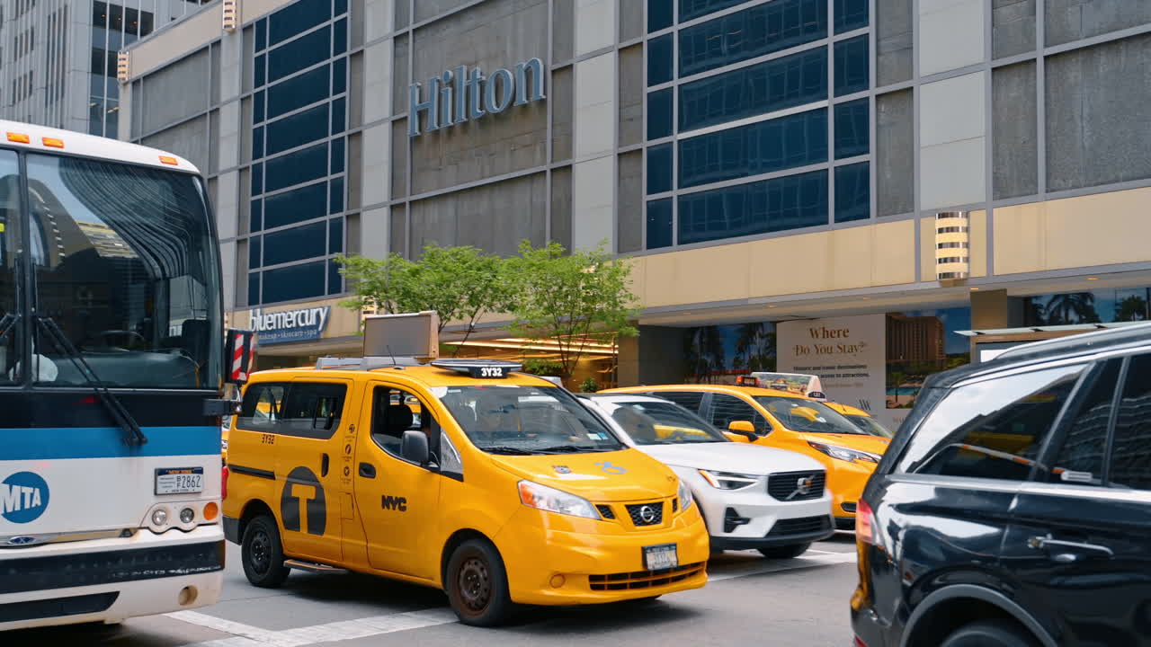 New York, USA, 16. juli 2025: Gul taxa på en gade i Manhattan. Klassisk gul New York-taxa fanget i bevægelse på en travl avenue i Manhattan.