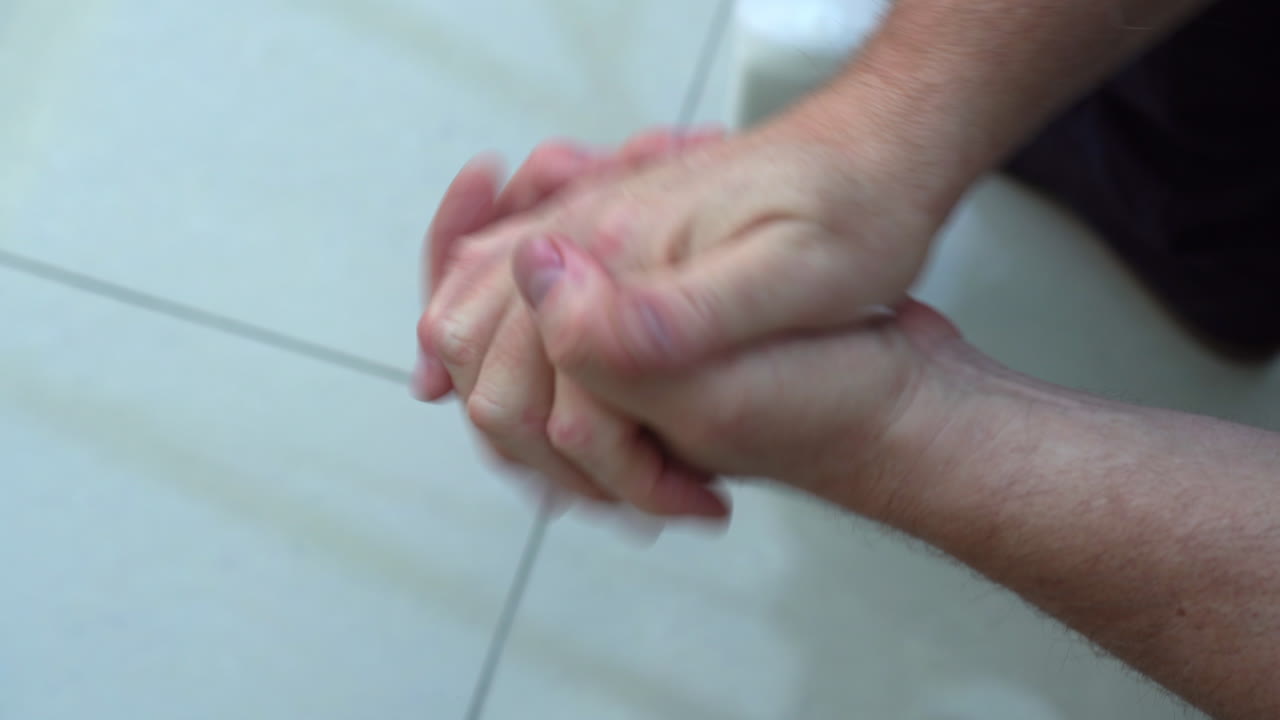 보습 핸드 크림이 남성 손의 건조한 피부에 문질러지고 있습니다.