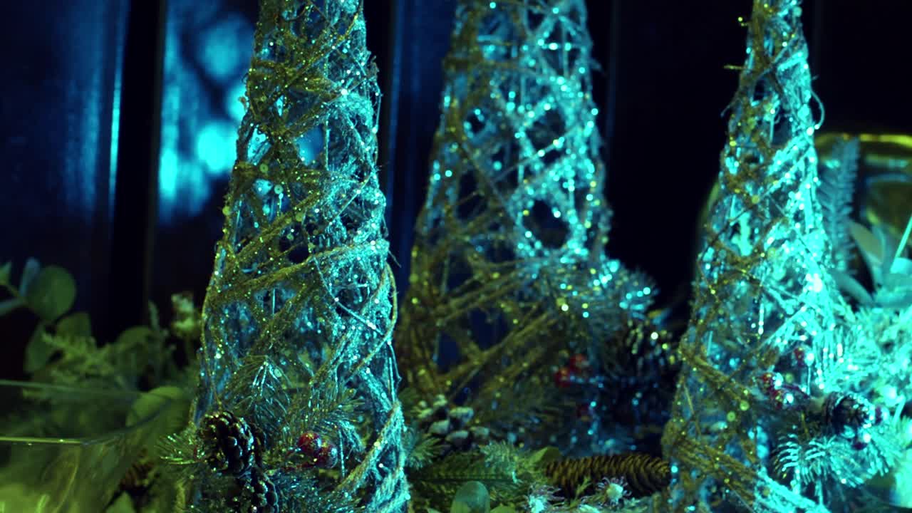 조명으로 밝혀진 솔방울이 있는 작은 은색 크리스마스 트리를 닫습니다.