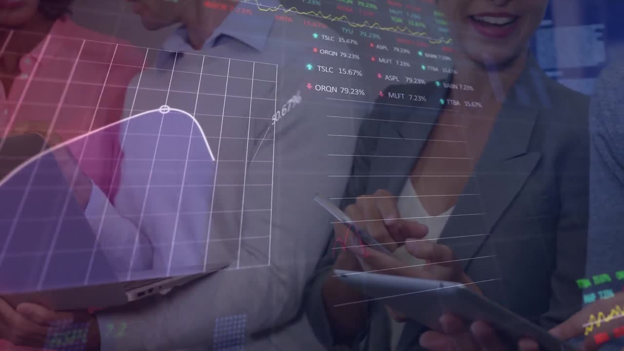 Animación de procesamiento de datos del mercado de valores sobre diversos empresarios usando dispositivos electrónicos