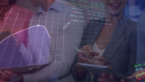 animación del procesamiento de datos del mercado de valores sobre diversos empresarios que utilizan dispositivos electrónicos