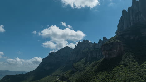 Drone-Volando-Hacia-La-Montaña-De-Montserrat-En-Cataluña,-España