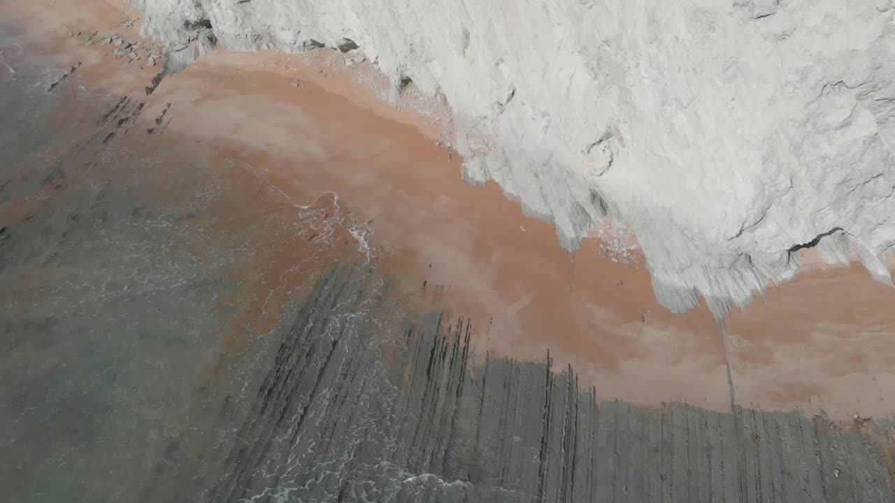 vista aérea de las olas rompiendo en la playa de jiwani en baluchistán