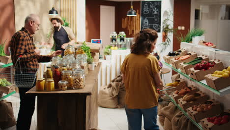 Öko-Supermarkt-Voller-Kunden