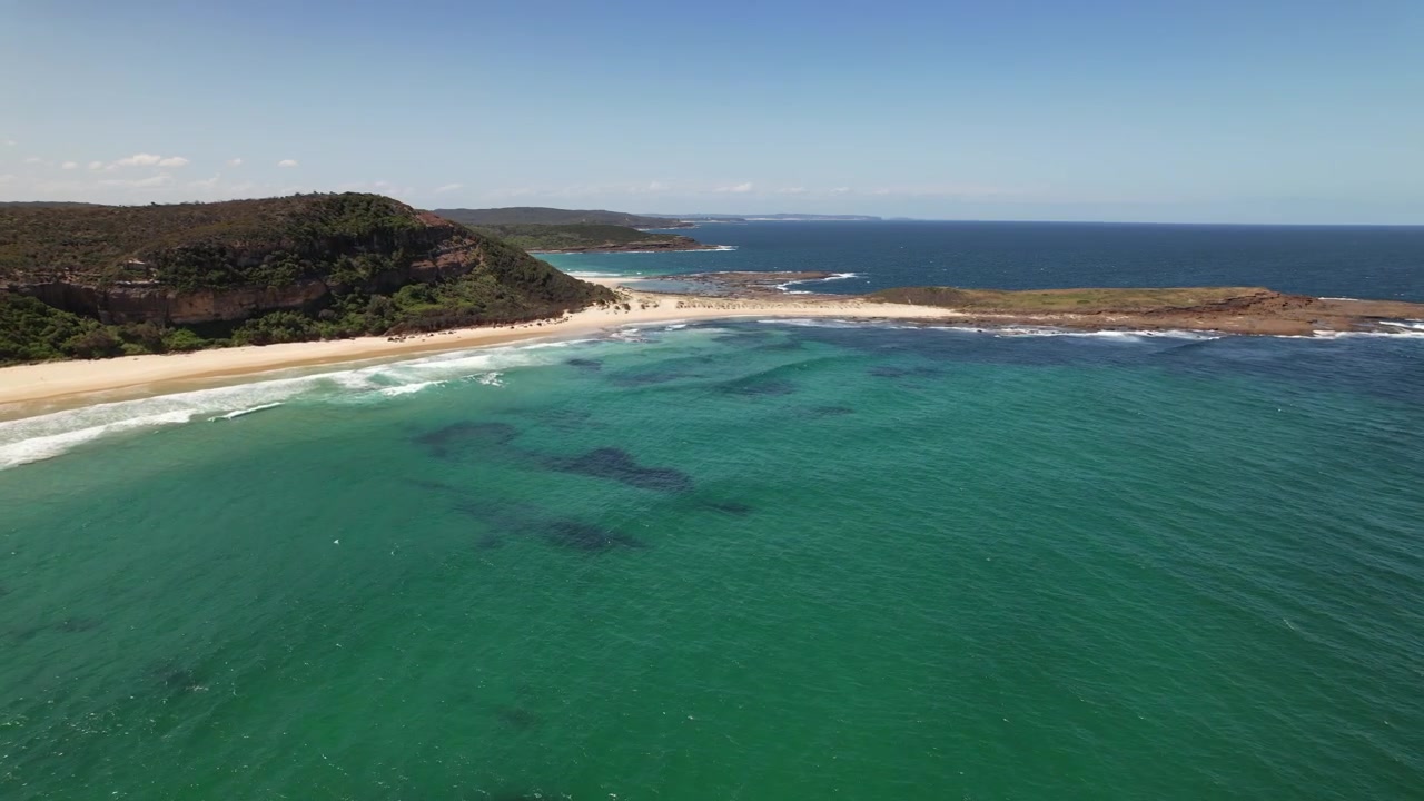 Timber Beach e Flat Rocks Point nel Nuovo Galles del Sud, Australia - Ripresa aerea con drone