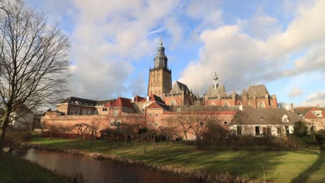 Timelapse-Del-Paisaje-Invernal-Con-Sombras-Moviéndose-Y-Nubes-Pasando-Sobre-La-Pintoresca-Ciudad-Histórica-Zutphen-En-Los-Países-Bajos-Con-La-Iglesia-Y-La-Torre-De-Walburgiskerk-Elevándose-Por-Encima