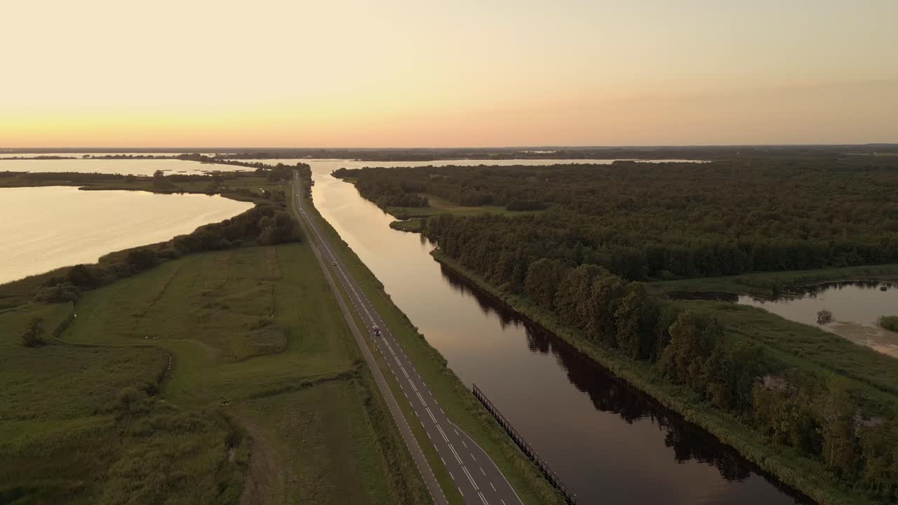 Tramonto su canale e strada