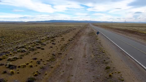 Antena-De-La-Ruta-40-El-Paisaje-Patagónico-Y-La-Cordillera-De-Los-Andes-Cerca-De-Bolson-Argentina-1