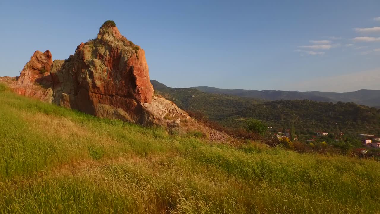 антенна: скала на вершине холма на острове лесбос, греция