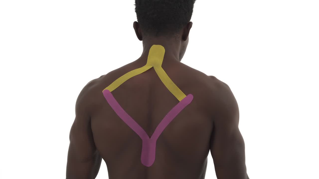 둥근 어깨 움직임을 하는 인식 할 수 없는 아프리카 운동 선수의 뒷면. kinesiology taping. kinesio taping 치료 개념. 색 배경에 고립 된.
