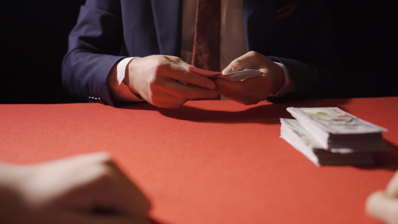 los jugadores profesionales de casino juegan al póquer.