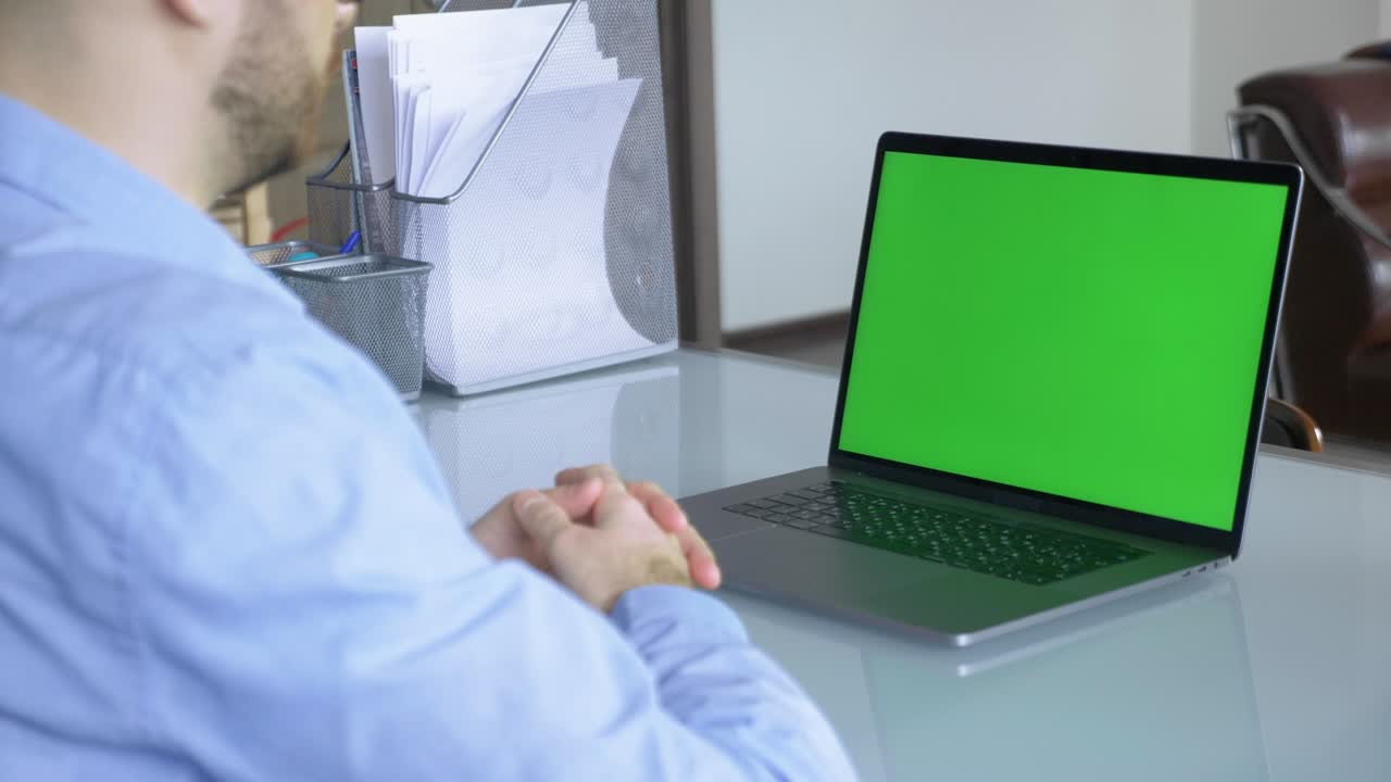 ordenador portátil tablet con pantalla verde pantalla clave croma internet tecnología de oficina de negocios conexión de escritorio de trabajo teclado dispositivo pc usando