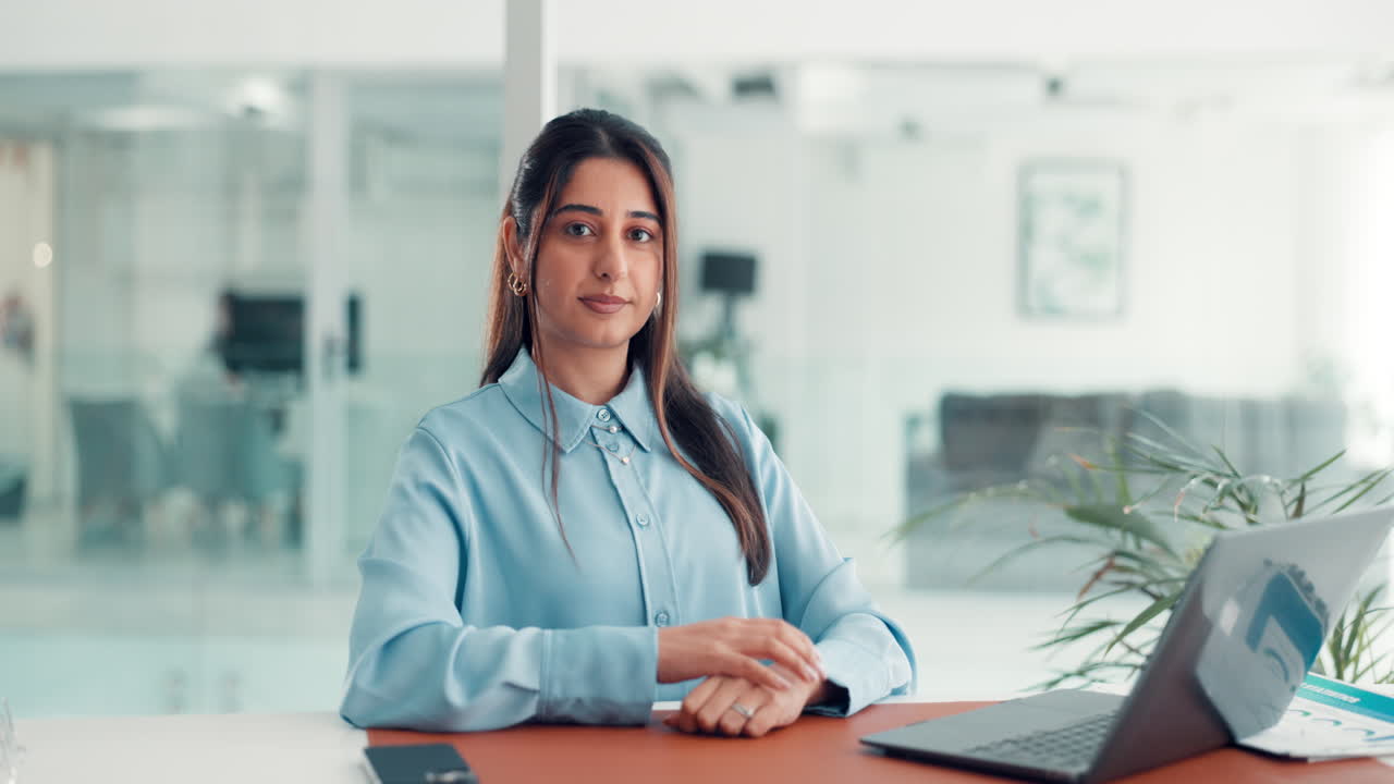 Retrato de una mujer de negocios sonriente en la oficina