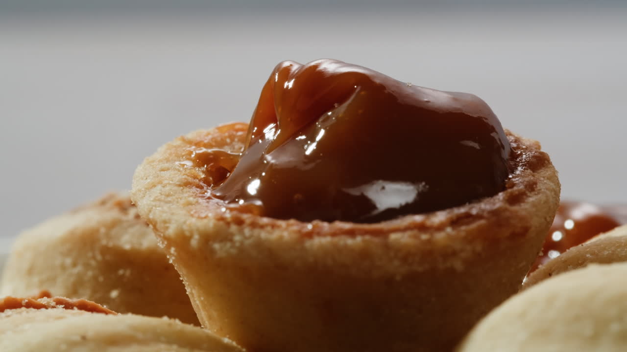 galletas caseras en forma de nuez con leche condensada hervida en una mesa gris, plana. imágenes de alta calidad en 4k