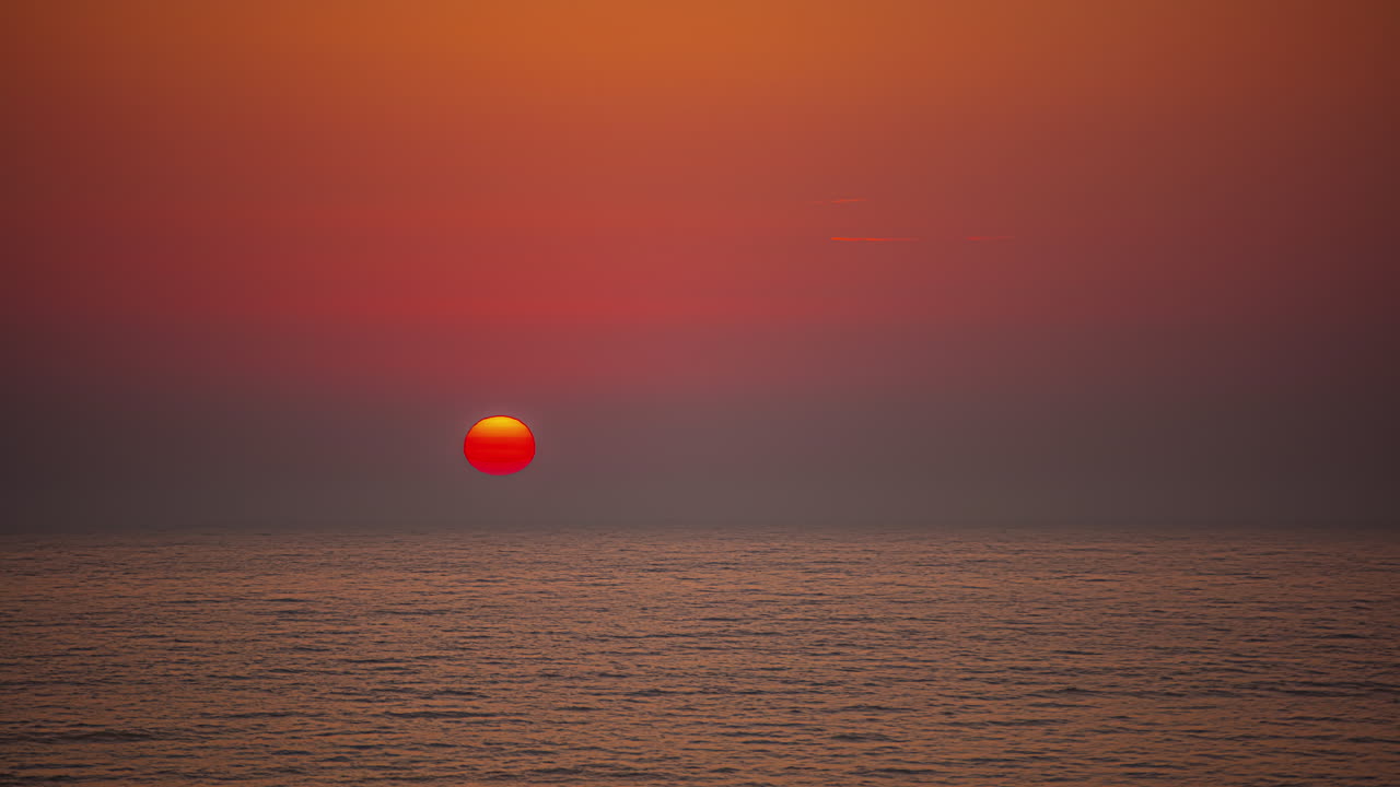 바다 지평선 위에 아름다운 오렌지색 일몰