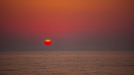 Hermosa-Puesta-De-Sol-Naranja-Sobre-Un-Horizonte-Oceánico