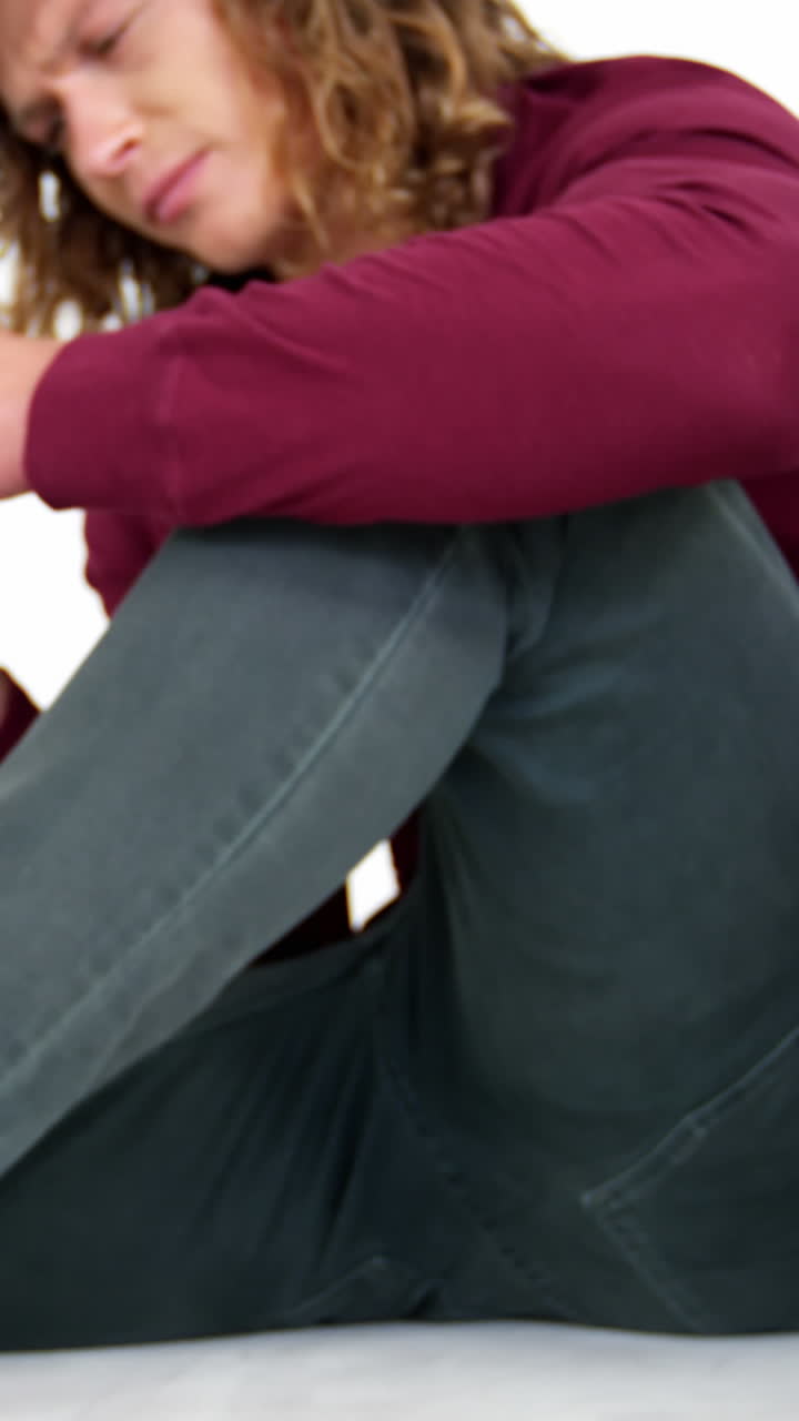 fotógrafo mirando fotos en una cámara digital