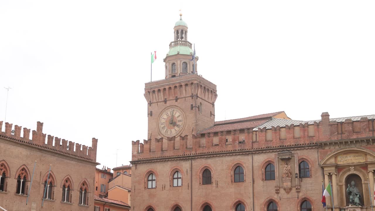 Palazzo d'Accursio con la sua torre dell'orologio in Piazza Maggiore, Bologna.