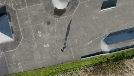 una vista aérea de un patinador practicando saltos en un parque de patinaje