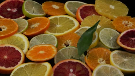 frutas cítricas en una sección en una mesa negra.