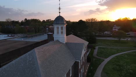 Excelente-Vista-Aérea-De-Un-Edificio-Histórico-Coronado-Con-Una-Veleta-En-Williamsburg,-Virginia