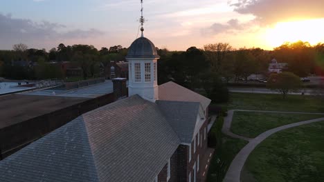excelente vista aérea de un edificio histórico coronado con una veleta en williamsburg, virginia