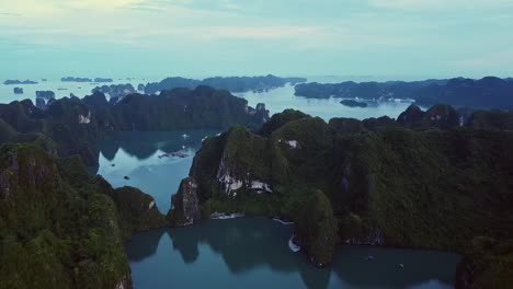 Increíble-Vista-De-Drones-De-La-Bahía-De-Ha-Long-En