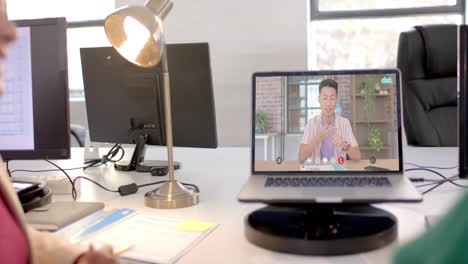 hombre de negocios caucásico hablando en video llamada en la pantalla de la computadora portátil
