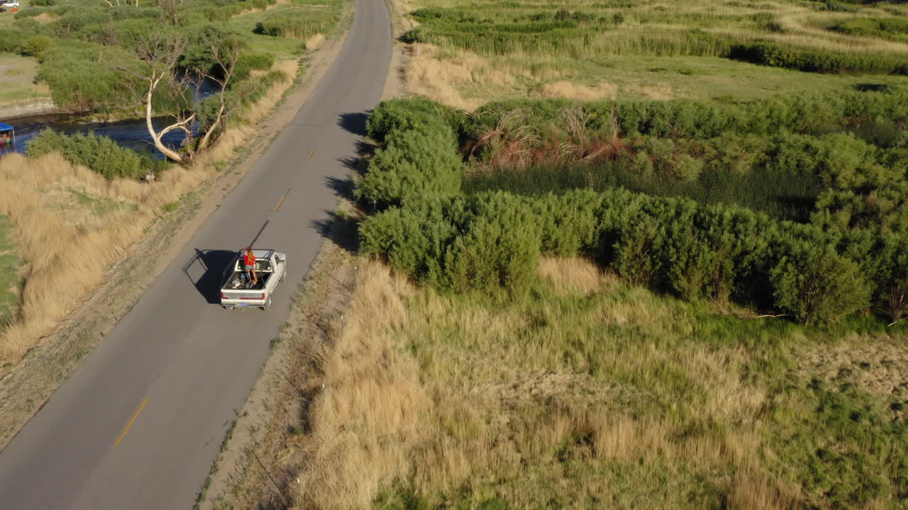 캘리포니아 주 비숍의 395번 고속도로를 달리는 차 위의 공중