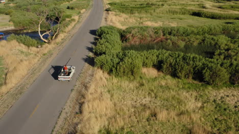 antena sobre un automóvil que viaja en la autopista 395 en obispo, ca
