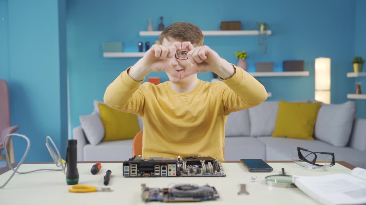 молодой человек, который любит технологии. сердце делает.