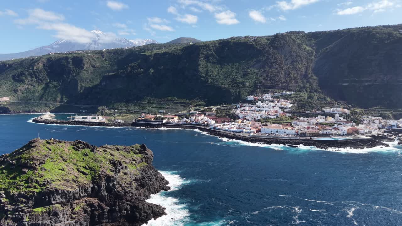 Vista aerea da drone della roccia dell'isola nel centro di Garachico, Tenerife, Spagna