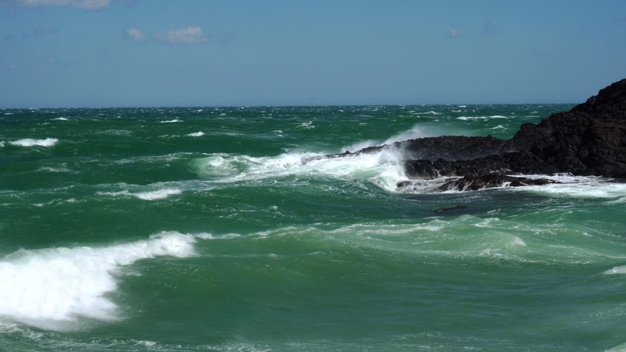 primer plano de las olas rompiendo en las rocas de la costa de collioure en el mediterráneo en un día de verano con vientos muy fuertes