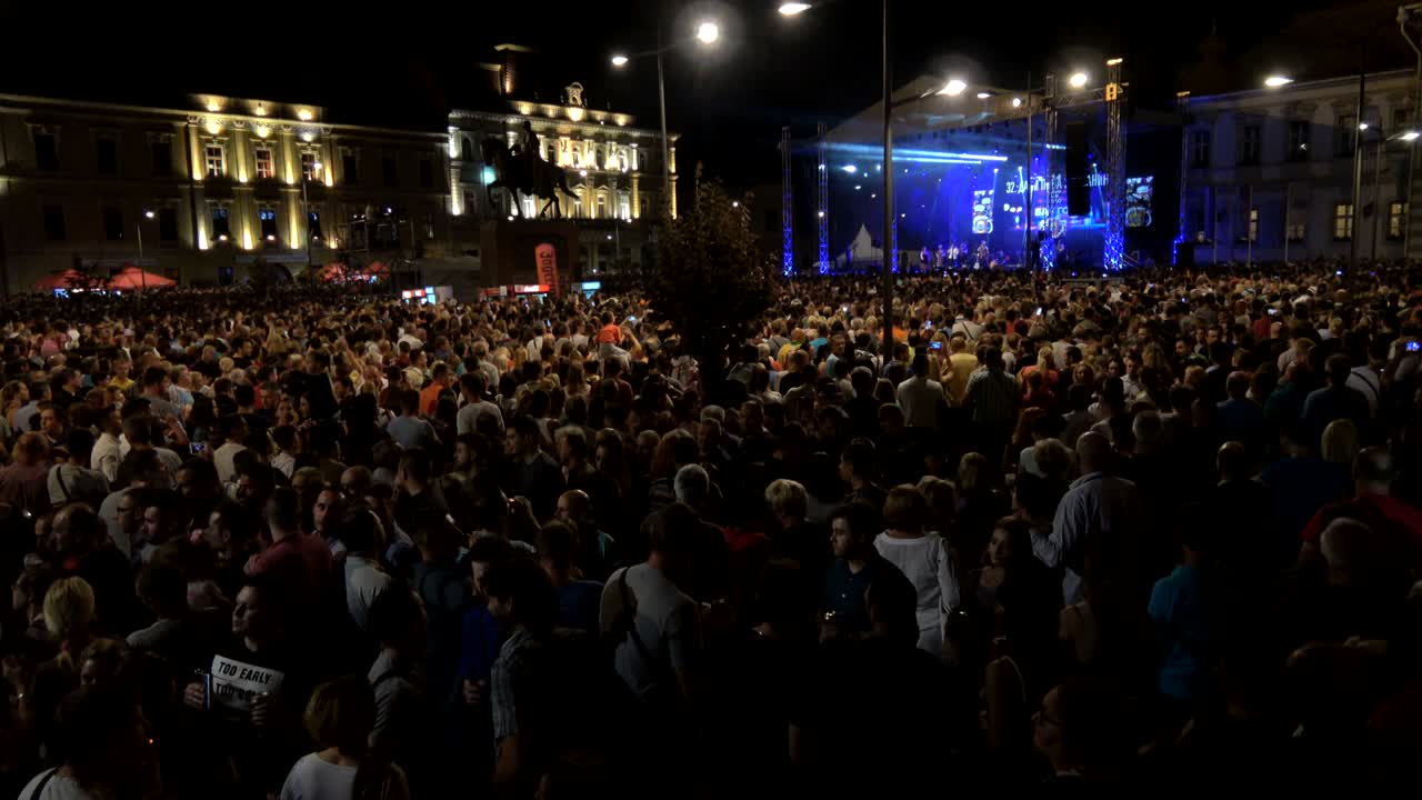 la multitud del concierto nocturno
