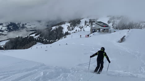 Ein-Skifahrer,-Der-Auf-Der-Abfahrt-Fährt-Und-Im-Winter-Eine-Spur-Auf-Dem-Weißen-Schnee-Hinterlässt---Skigebiet-In-österreich