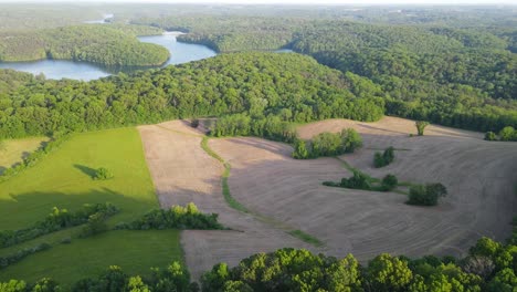 Hermosas-Llanuras-Con-Vistas-A-Un-Río-A-Vista-De-Pájaro