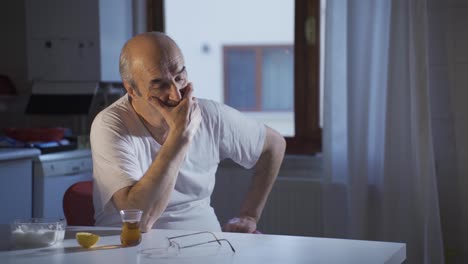 viejo hombre triste pensando confundido e incapaz de encontrar una solución.