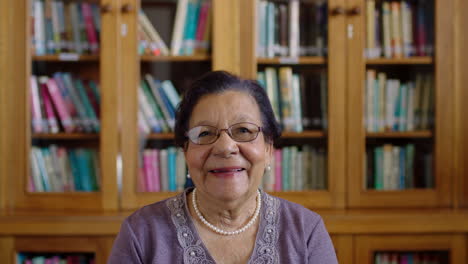 Porträt-Einer-Glücklichen-älteren-Frau-In-Einer-Bibliothek