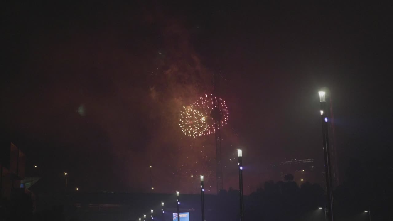 달링 하버 시드니에서 2019년 새해 전야에 하늘에 떠 있는 많은 불꽃놀이의 와이드 샷