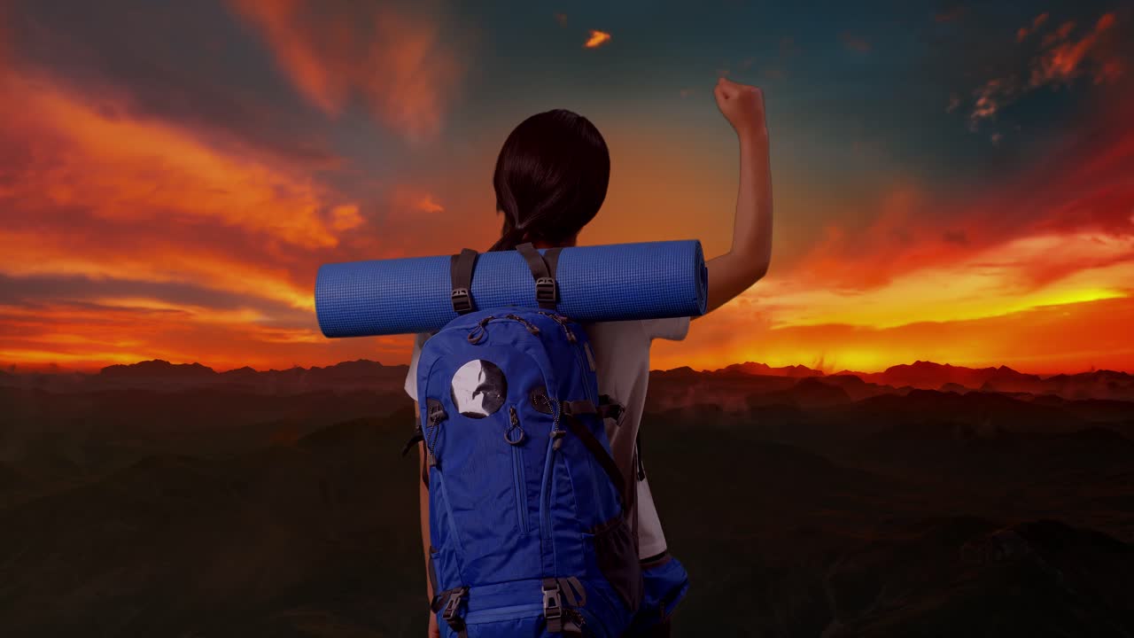 mujer alcanzando la cumbre al amanecer